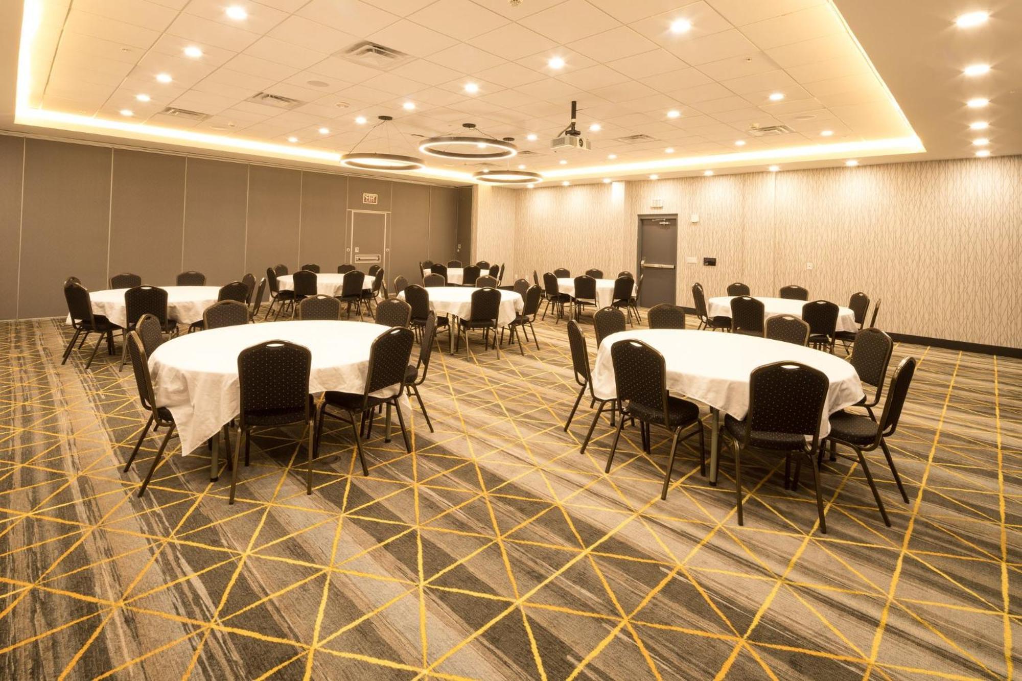 Holiday Inn & Suites Detroit - Troy By Ihg Exterior photo